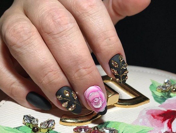 Самый модный маникюр со стразами 2026: фото