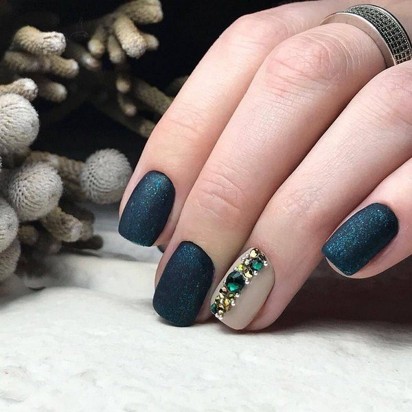 Самый модный маникюр со стразами 2026: фото
