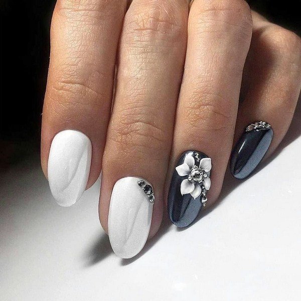 Самый модный маникюр со стразами 2026: фото