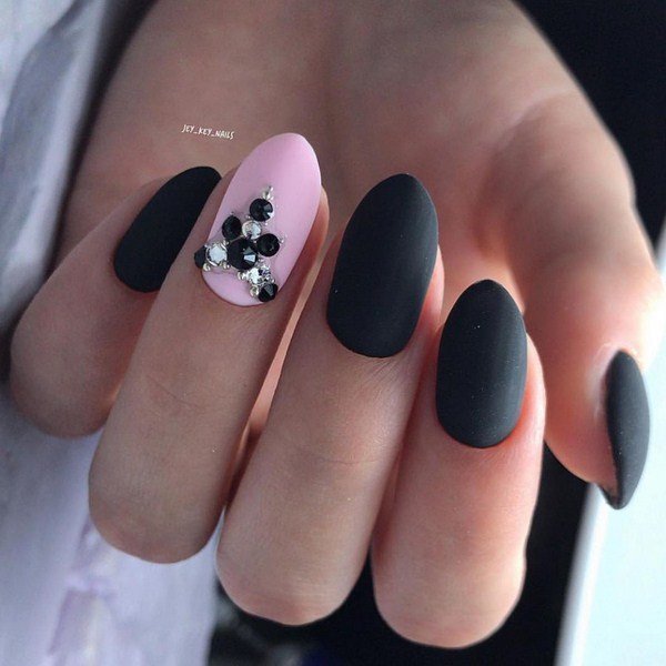 Самый модный маникюр со стразами 2026: фото