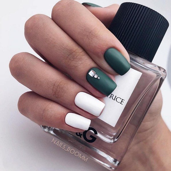 Самый модный маникюр со стразами 2026: фото