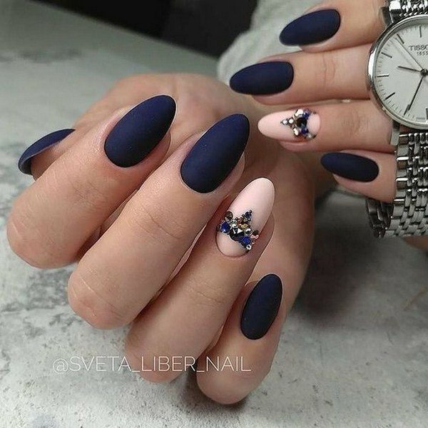 Самый модный маникюр со стразами 2026: фото