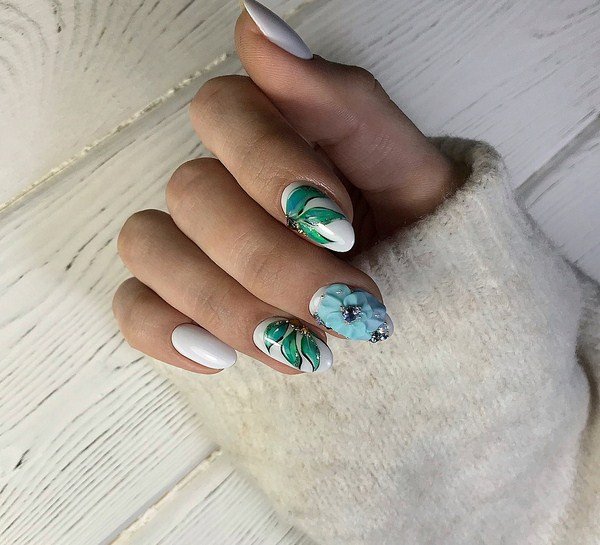 Самый модный маникюр со стразами 2026: фото