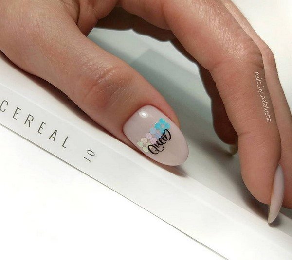 Модные ногти с надписями2026: топовые идеи