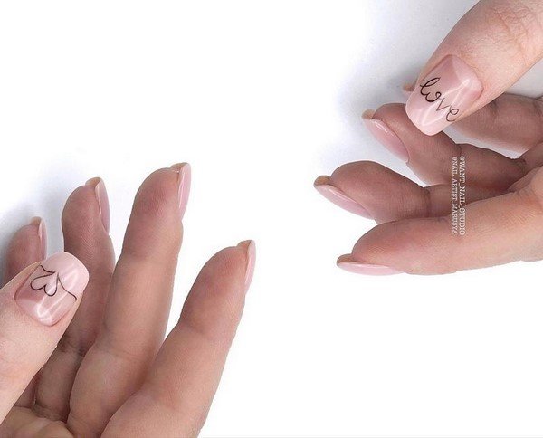 Модные ногти с надписями2026: топовые идеи