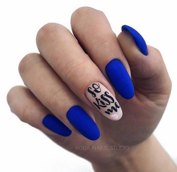 Модные ногти с надписями2026: топовые идеи