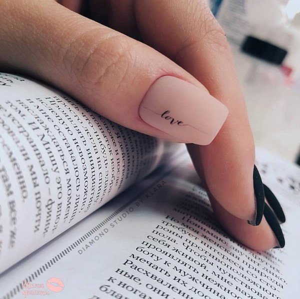 Модные ногти с надписями2026: топовые идеи