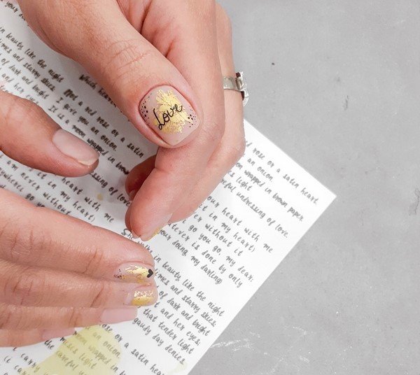 Модные ногти с надписями2026: топовые идеи