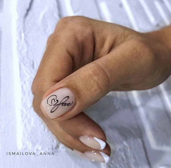 Модные ногти с надписями2026: топовые идеи