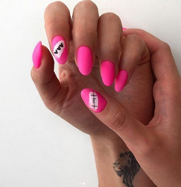 Модные ногти с надписями2026: топовые идеи