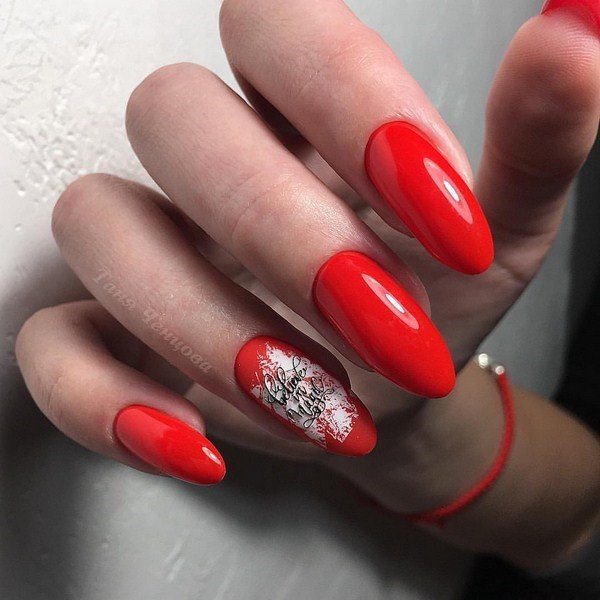 Модные ногти с надписями2026: топовые идеи