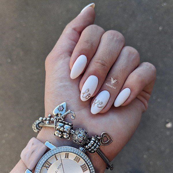 Модные ногти с надписями2026: топовые идеи