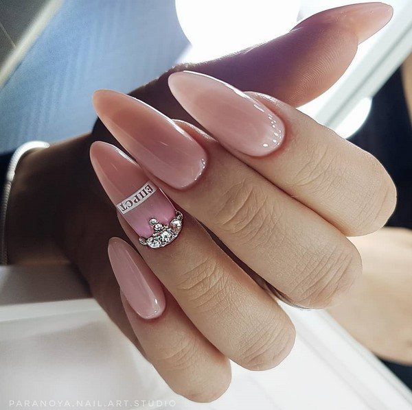 Модные ногти с надписями2026: топовые идеи