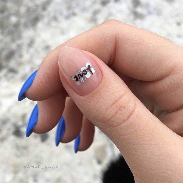 Модные ногти с надписями2026: топовые идеи