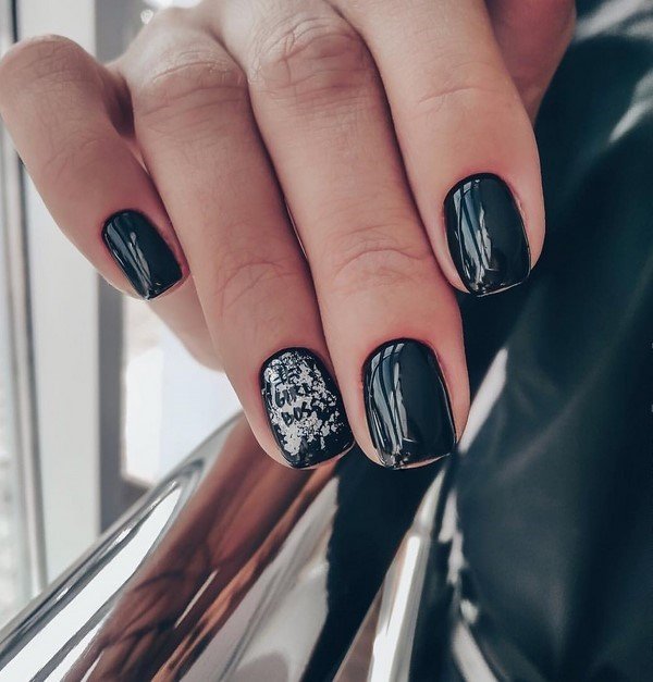 Модные ногти с надписями2026: топовые идеи