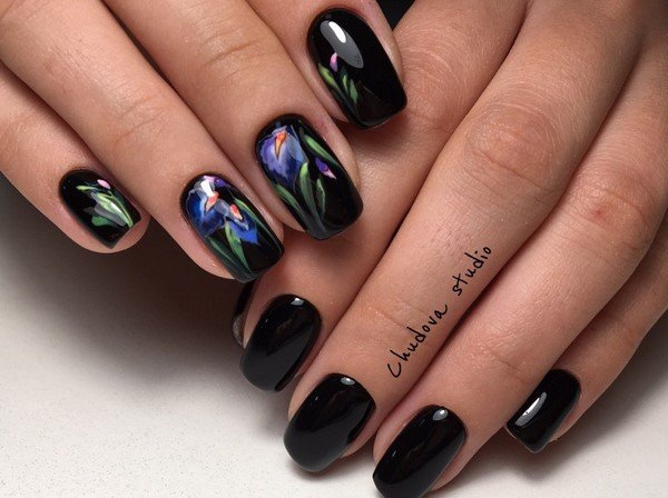 Супермодный темный маникюр 2026 – актуальные тренды на фото