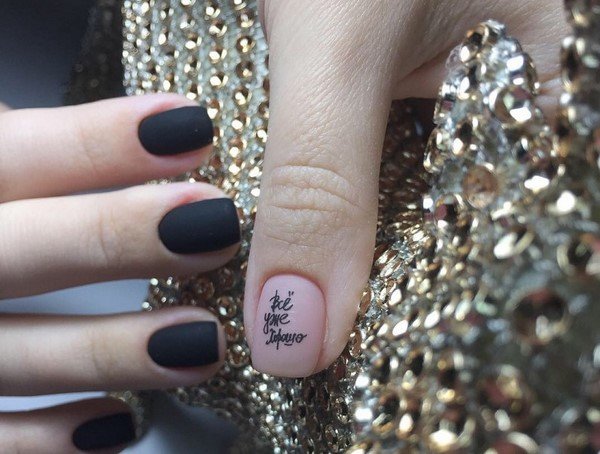 Супермодный темный маникюр 2026 – актуальные тренды на фото