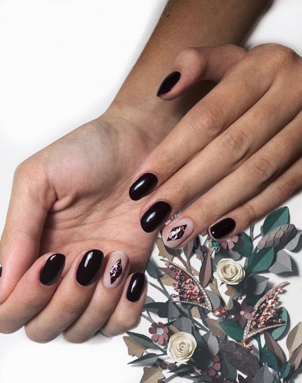 Супермодный темный маникюр 2026 – актуальные тренды на фото