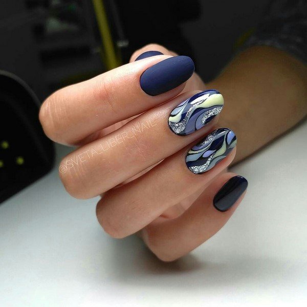 Супермодный темный маникюр 2026 – актуальные тренды на фото