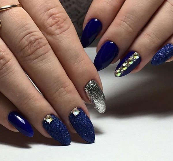 Супермодный темный маникюр 2026 – актуальные тренды на фото