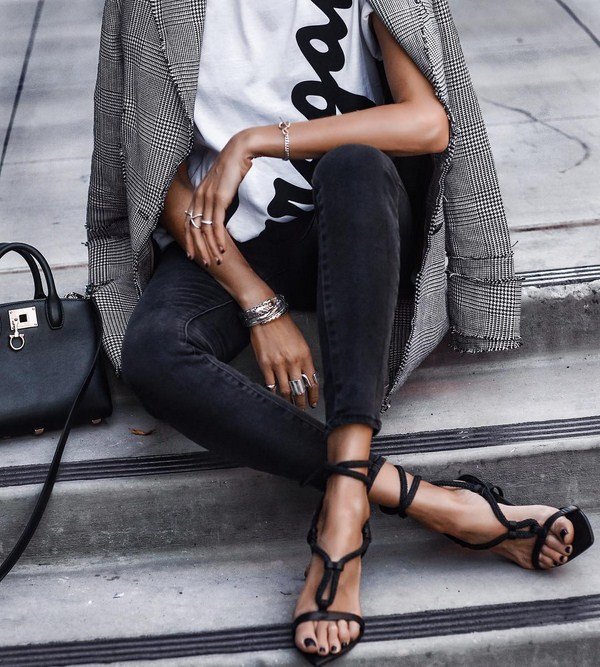 Модные новинки джинсов весна-лето 2026 – топовые луки на весну и лето