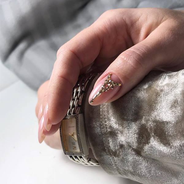 Пленительный лунный маникюр 2026: маникюр с лунками