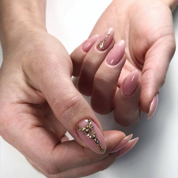 Пленительный лунный маникюр 2026: маникюр с лунками