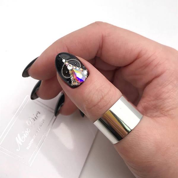 Пленительный лунный маникюр 2026: маникюр с лунками