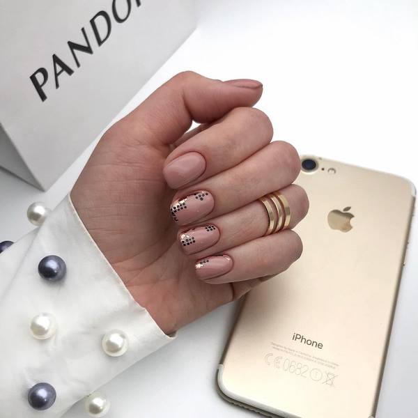 Модные идеи нейтрального маникюра 2026: последние новинки и топовые образы