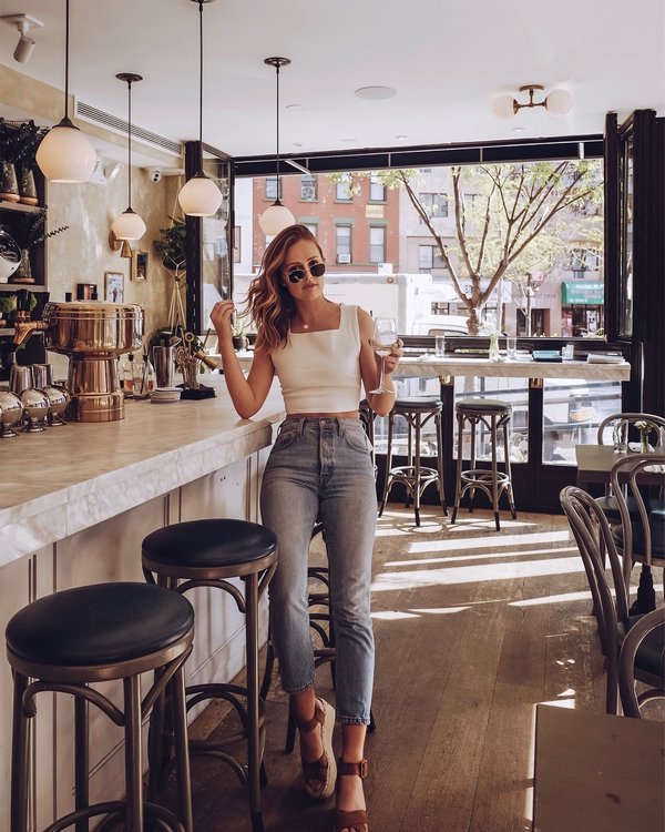 Новинки модных женских джинсов 2026: лучшие модели и фасоны