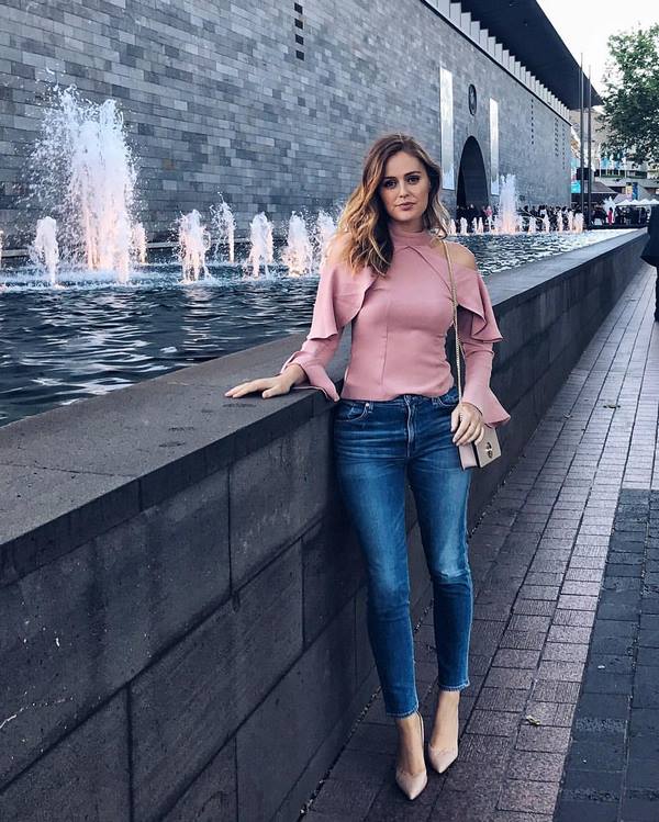 Новинки модных женских джинсов 2026: лучшие модели и фасоны