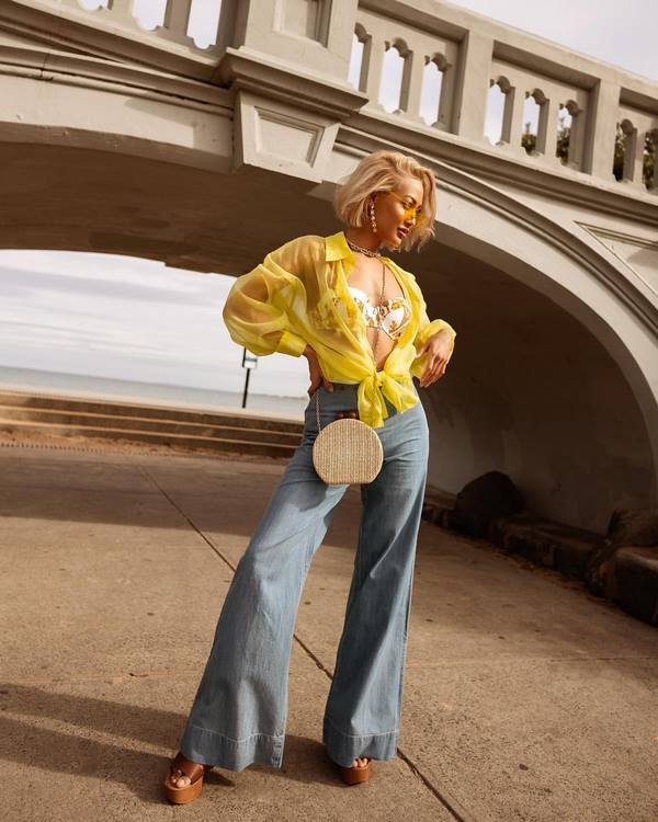 Новинки модных женских джинсов 2026: лучшие модели и фасоны