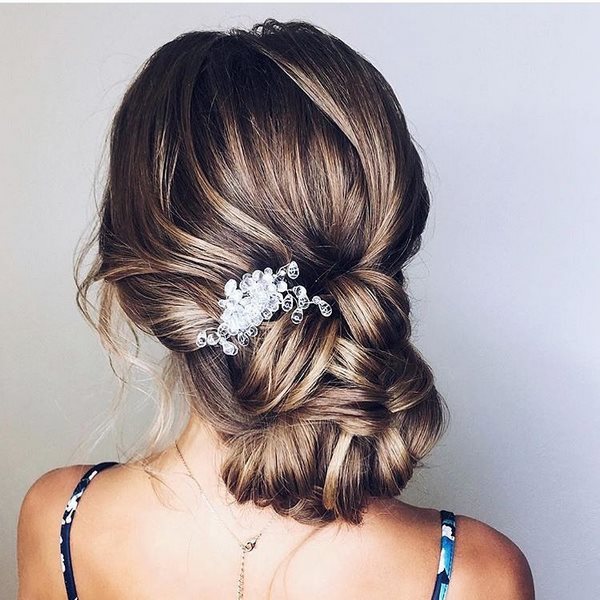 Вдохновляющие прически на вечер: последние тенденции и тренды 2026