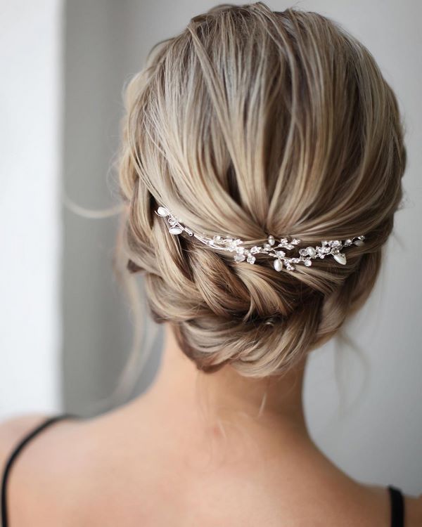 Вдохновляющие прически на вечер: последние тенденции и тренды 2026