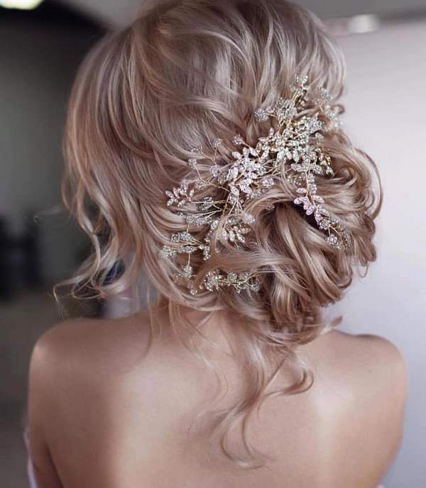 Вдохновляющие прически на вечер: последние тенденции и тренды 2026