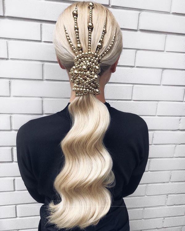 Вдохновляющие прически на вечер: последние тенденции и тренды 2026