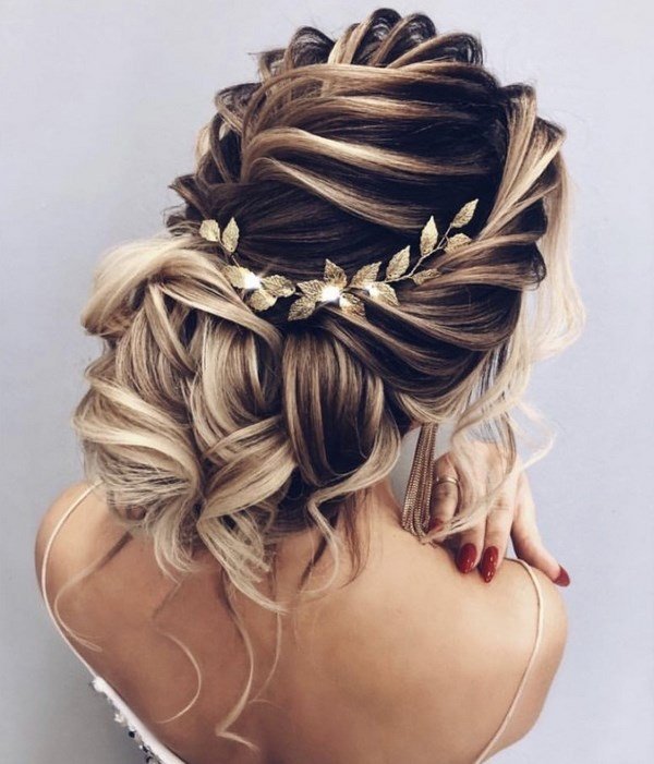 Вдохновляющие прически на вечер: последние тенденции и тренды 2026