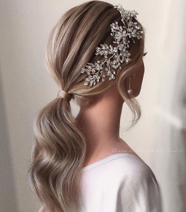 Вдохновляющие прически на вечер: последние тенденции и тренды 2026