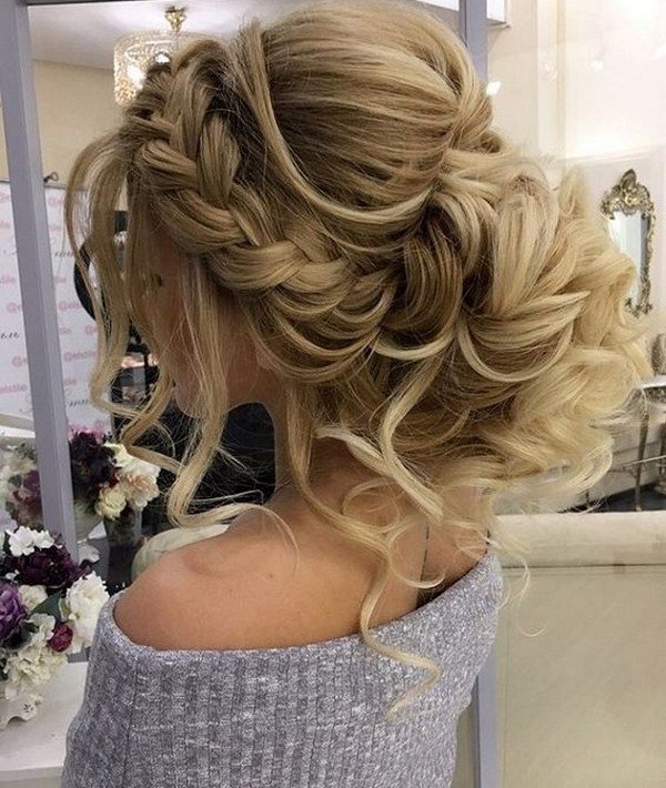 Вдохновляющие прически на вечер: последние тенденции и тренды 2026