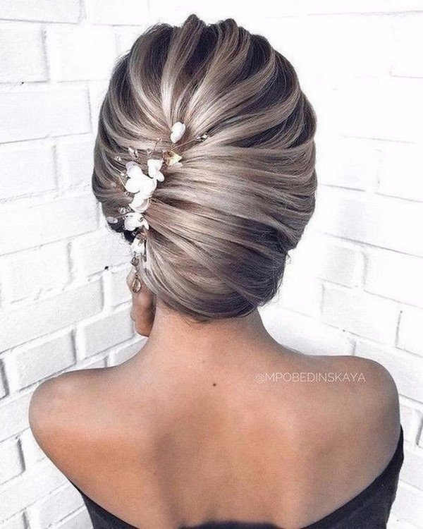 Вдохновляющие прически на вечер: последние тенденции и тренды 2026