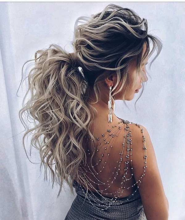 Вдохновляющие прически на вечер: последние тенденции и тренды 2026
