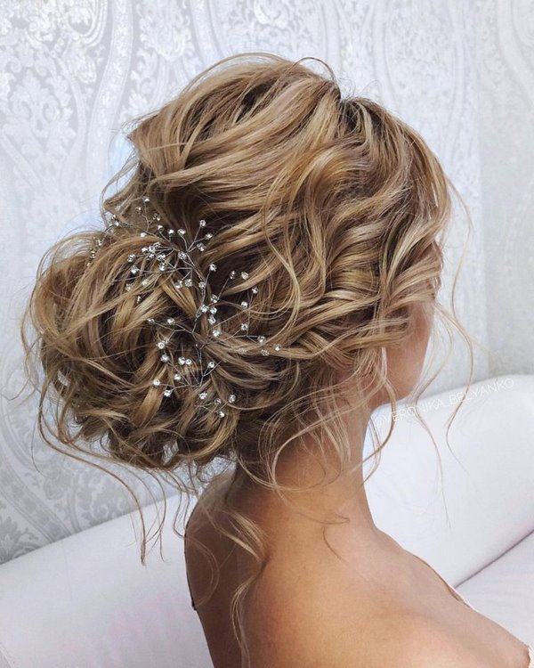 Вдохновляющие прически на вечер: последние тенденции и тренды 2026