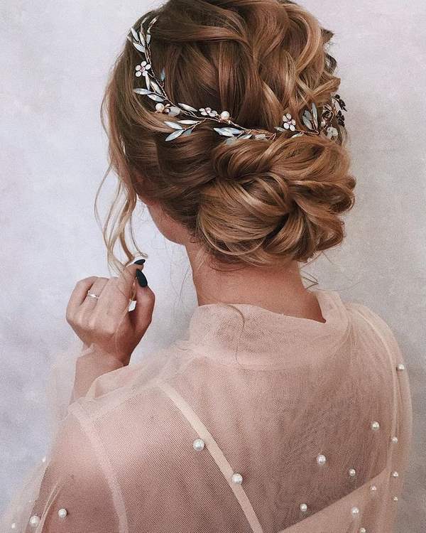 Вдохновляющие прически на вечер: последние тенденции и тренды 2026