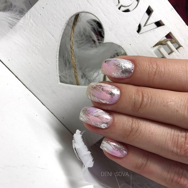 Чарующий маникюр с фольгой 2026 – модные новинки и стили