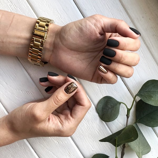 Чарующий маникюр с фольгой 2026 – модные новинки и стили