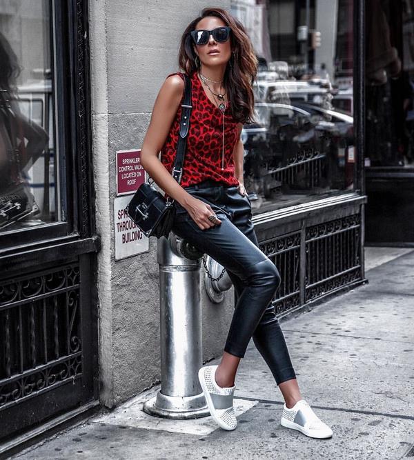 Лучшие образы с кожаными брюками 2026 – стильные фасоны