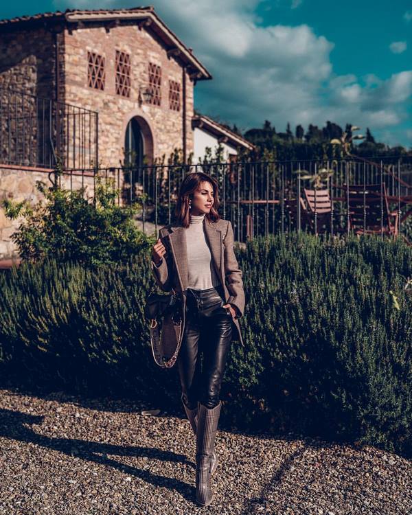 Лучшие образы с кожаными брюками 2026 – стильные фасоны