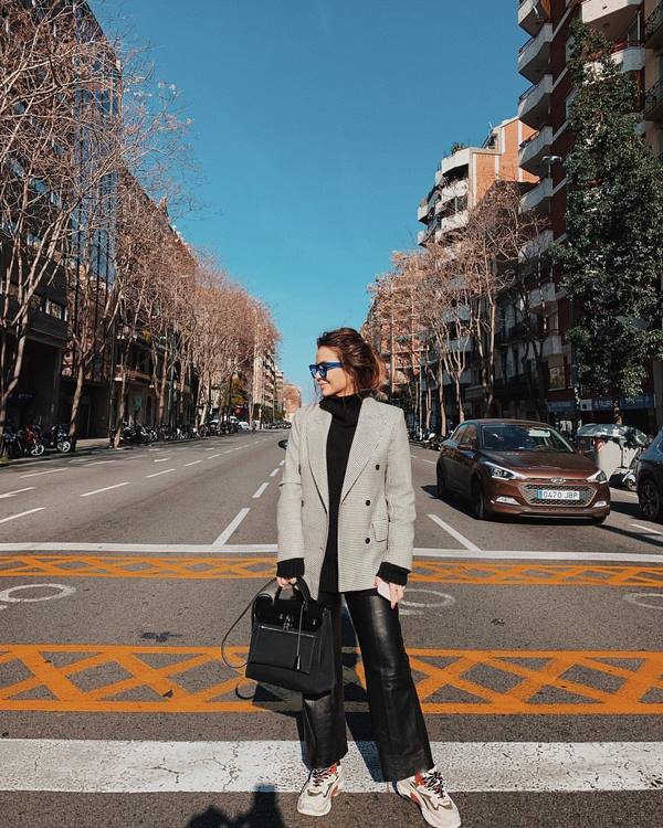 Лучшие образы с кожаными брюками 2026 – стильные фасоны