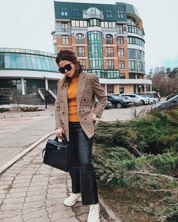 Лучшие образы с кожаными брюками 2026 – стильные фасоны