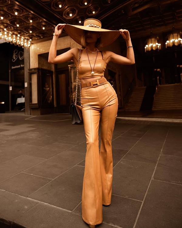 Лучшие образы с кожаными брюками 2026 – стильные фасоны